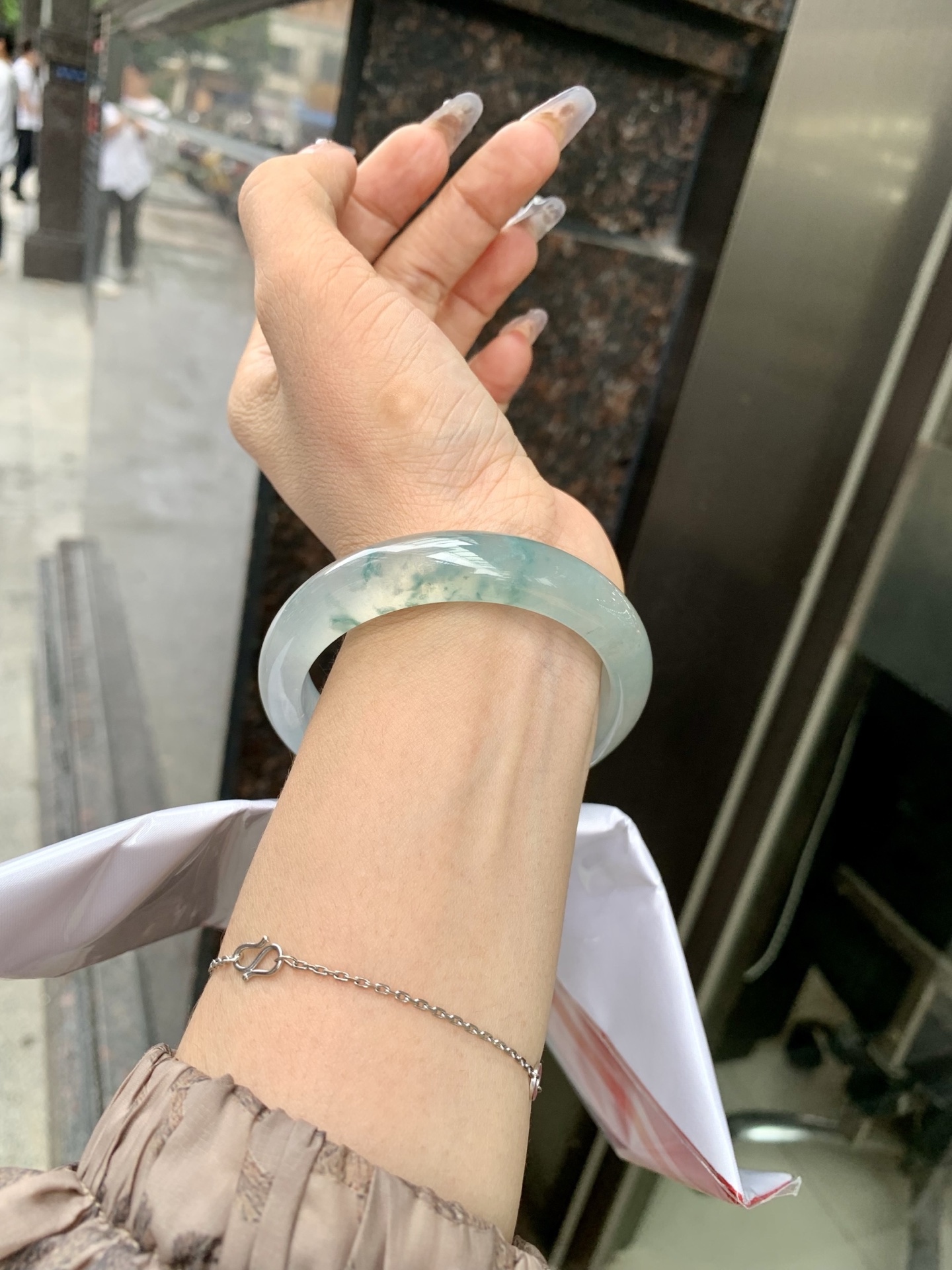 冰飘花正圈，54.3/7.6/12，0429-N579，打灯细纹，底妆冰透起光，蓝花灵动飘逸，勾勒出一幅唯美诗意的山水意境画，古典优雅又秀气