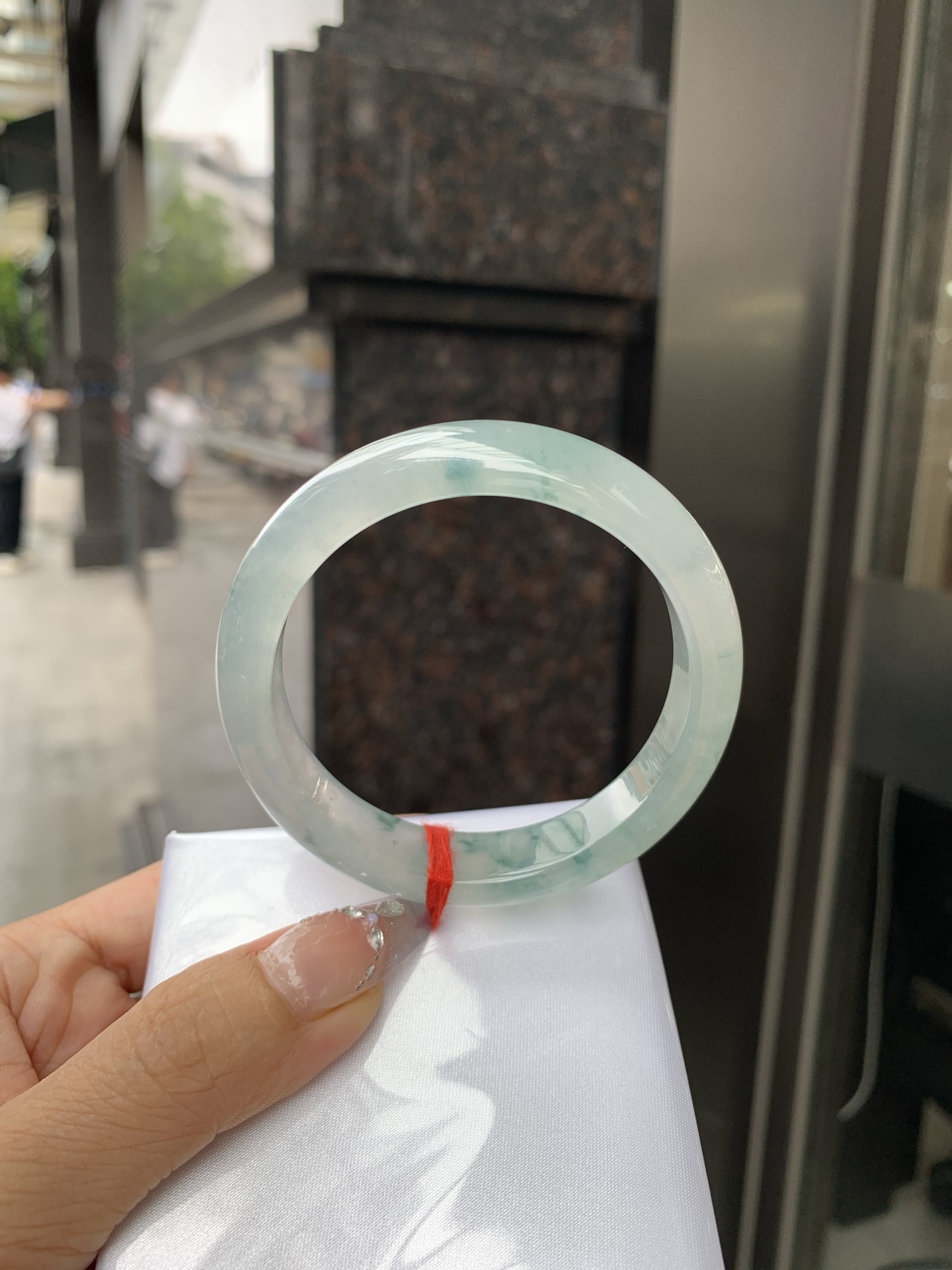 冰飘花正圈，54.3/7.6/12，0429-N579，打灯细纹，底妆冰透起光，蓝花灵动飘逸，勾勒出一幅唯美诗意的山水意境画，古典优雅又秀气