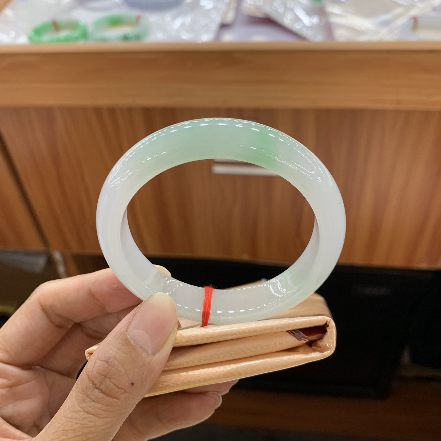 042818FN 飘绿正圈翡翠手镯 56-11.6-7.9