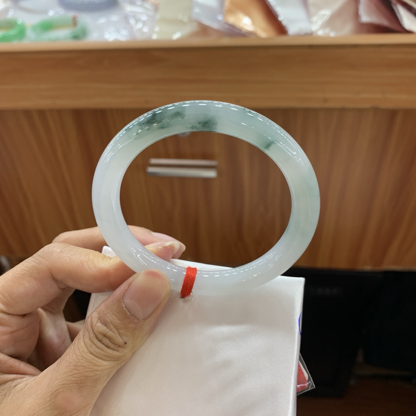 042805FN，冰种飘花小圆条翡翠手镯，55.5-8.9-8.7，编号042805FN