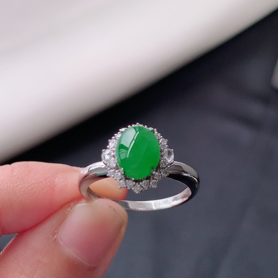 冰阳绿女戒。莹莹青翠，种老无裂水润，佩戴温婉优雅，货号79428，7.7/6.1/2.2