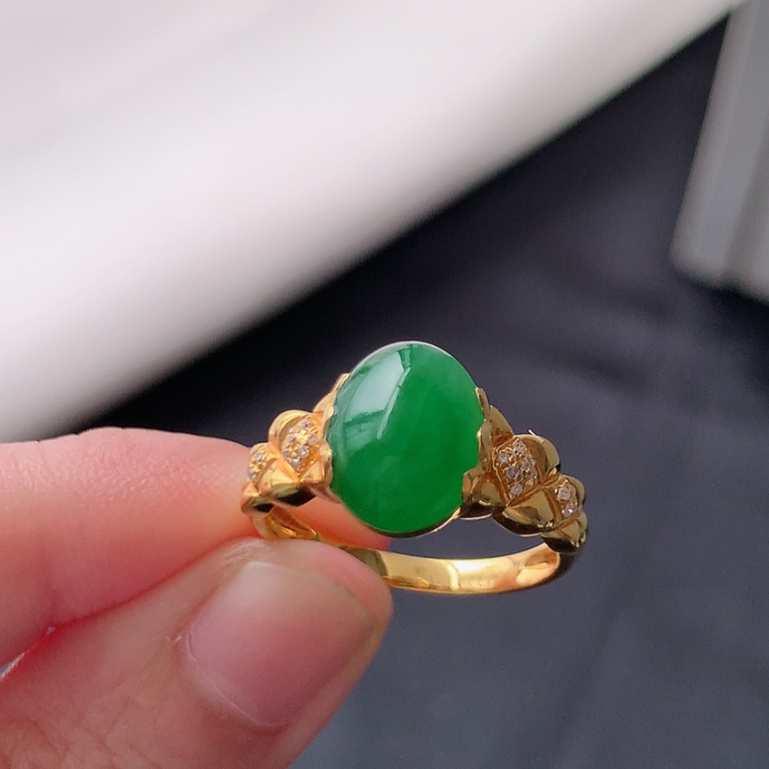 冰阳绿女戒。莹莹青翠，种老无裂水润，佩戴温婉优雅，货号79428，10.5/7.0/2.7