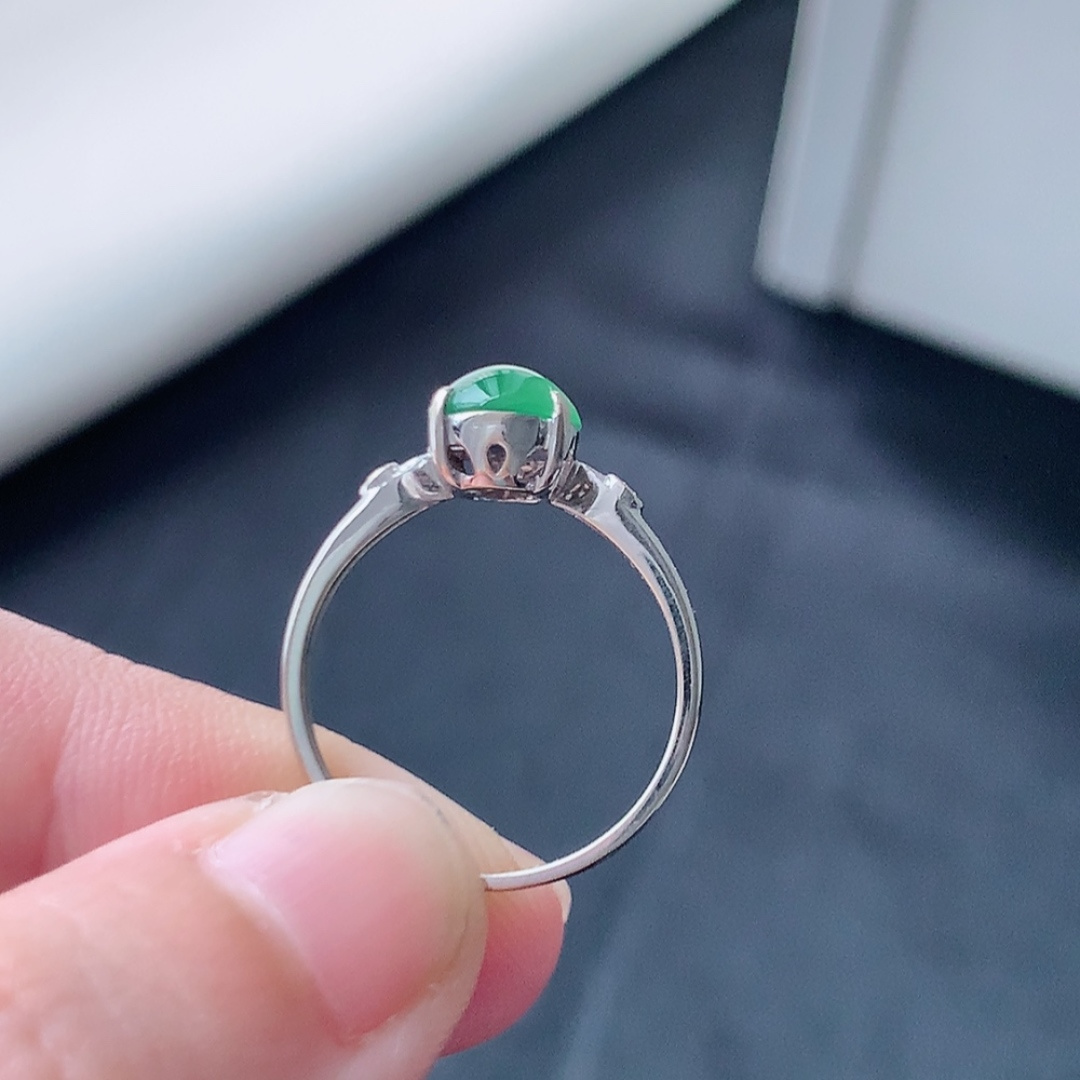 冰阳绿女戒。莹莹青翠，种老无裂水润，佩戴温婉优雅，货号79428，8.9/6.7/2.6