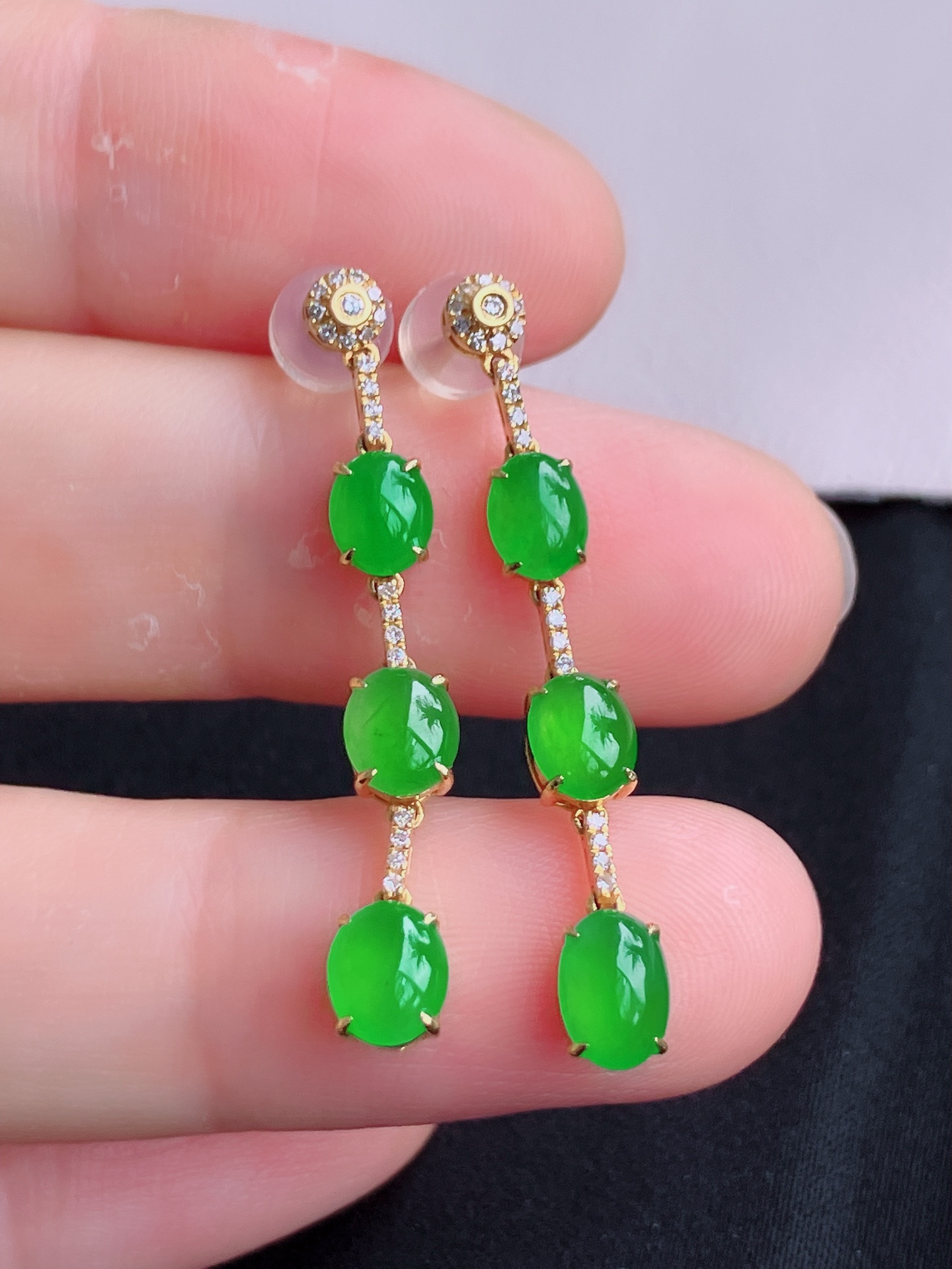 ️翠绿蛋面耳环，简约时尚，尺寸37.6/6.8/4.6，自然光实拍