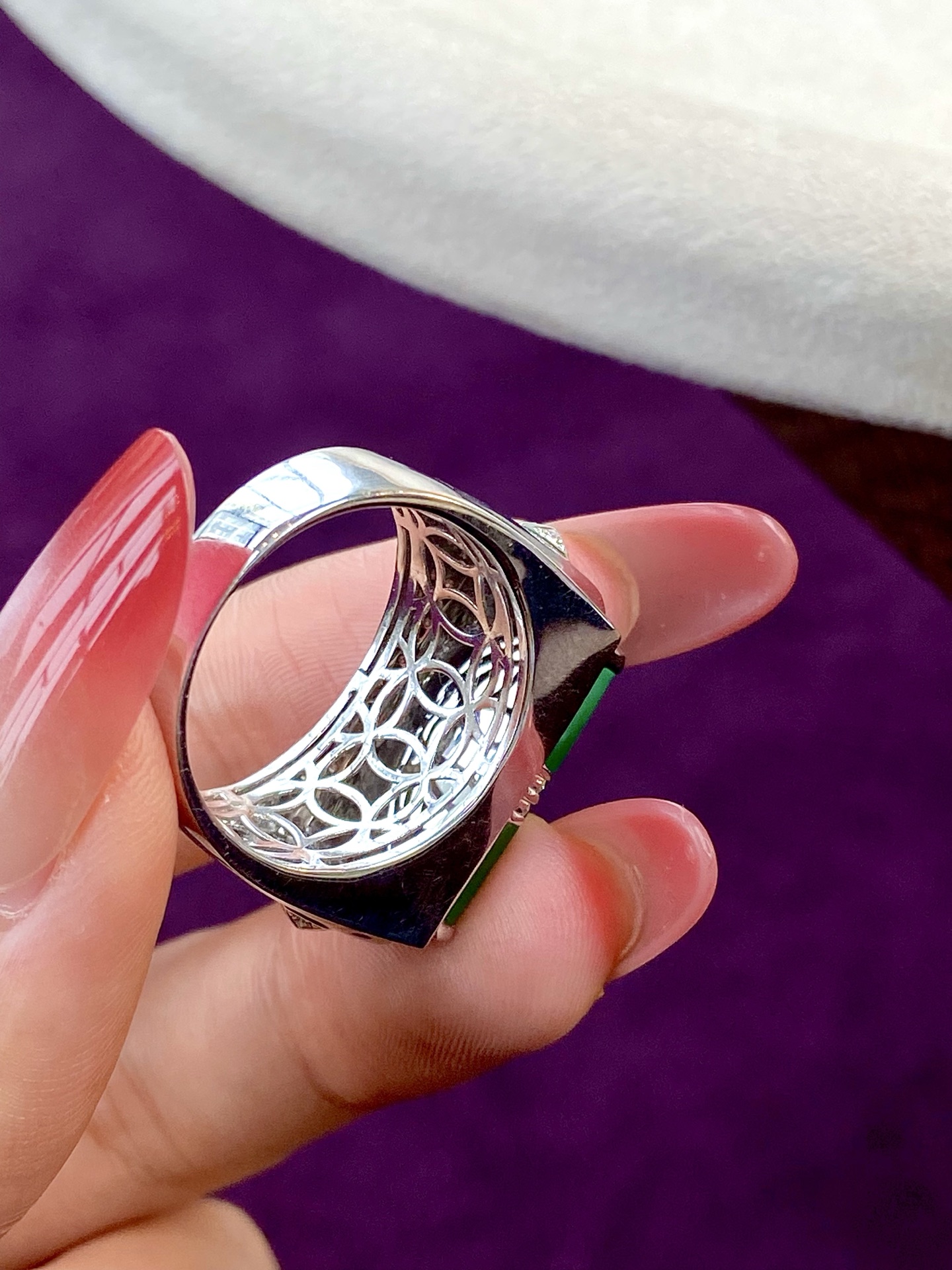 ️冰种木纳绿马鞍戒指，颜色鲜活又明媚，“鞍”稳人生，尽显沉稳与贵气：26.7/13.9/7，裸石：20.1/10.7/3mm，无裂。