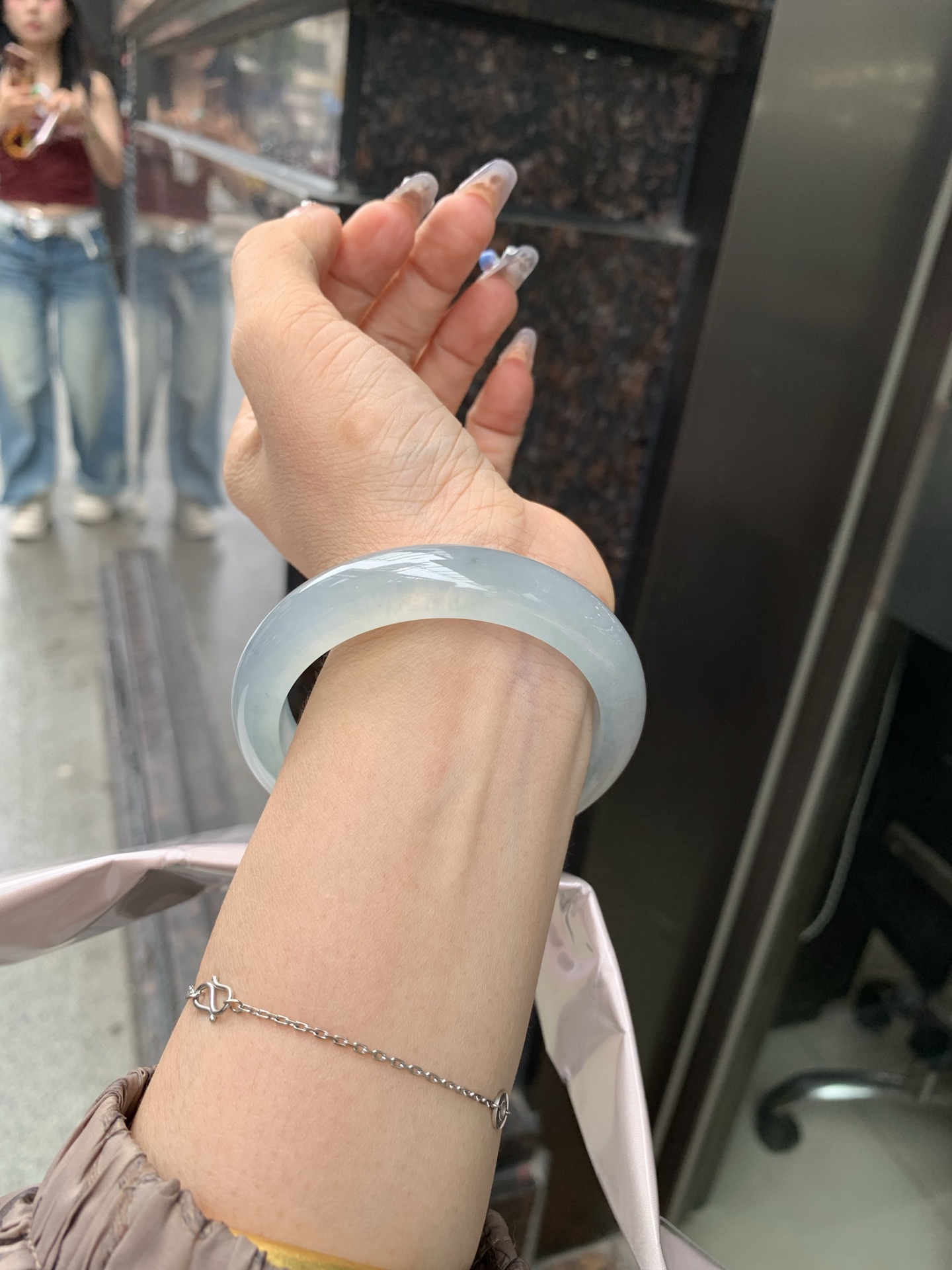 冰蓝正圈，56-8.5-12.2，0429-N576-1，底妆冰润细腻，有洒金，千变万化的冰晴蓝底色，拥有海的颜色，却散发着星空的光芒，这是一只来自冰川蓝的清冷气质仙女镯，无裂