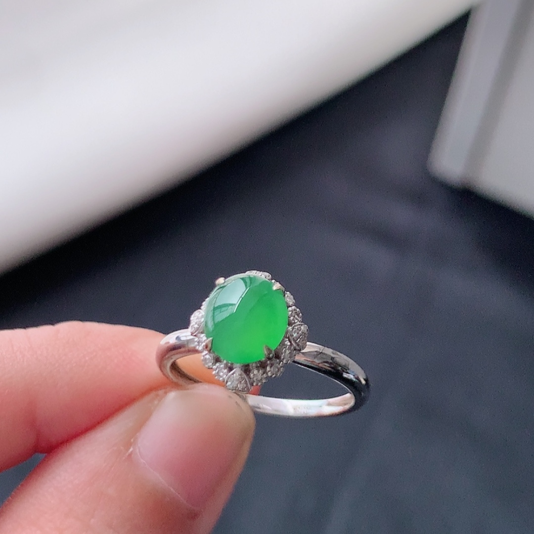 冰阳绿女戒。莹莹青翠，种老无裂水润，佩戴温婉优雅，货号79428，6.9/6.1/2.5