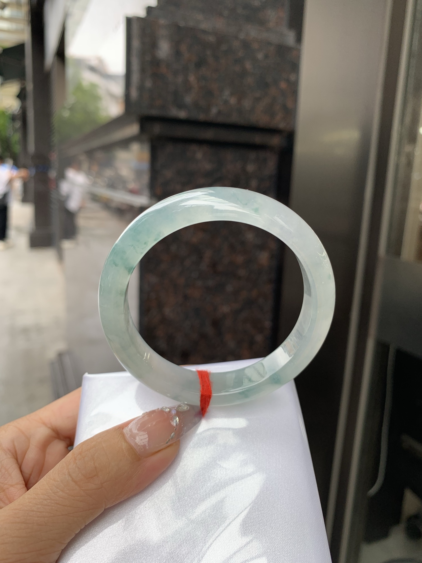 冰飘花正圈，54.3/7.6/12，0429-N579，打灯细纹，底妆冰透起光，蓝花灵动飘逸，勾勒出一幅唯美诗意的山水意境画，古典优雅又秀气