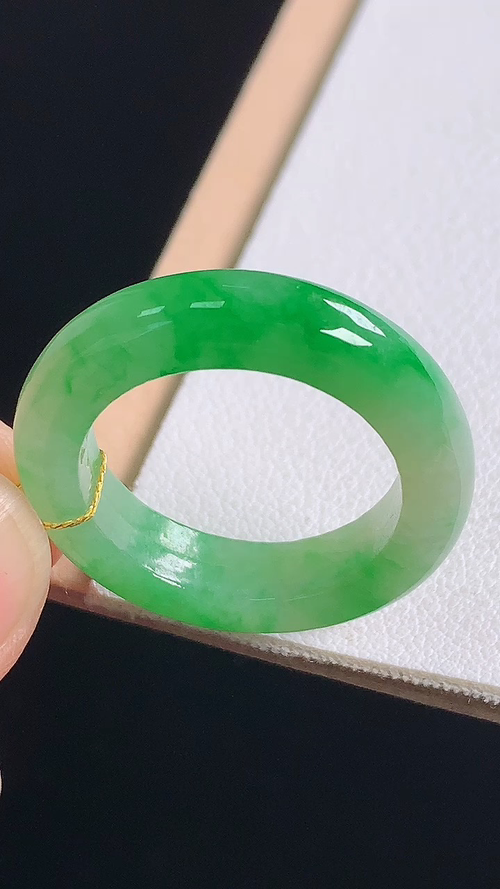 ️冰绿指环，无裂，尺寸:圈口18/18.4-5.4-4.0mm，24