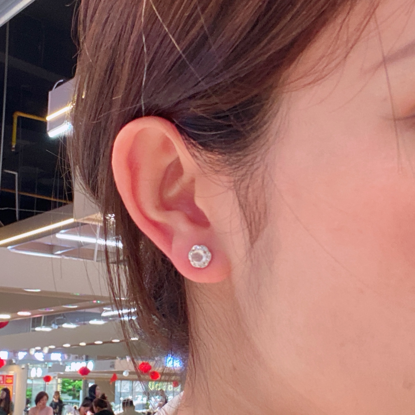 高冰蛋面耳钉，通透如冰，荧光流转，18k金镶嵌，珠宝感十足，尺寸如图一，实物更美～，7.4/5.8