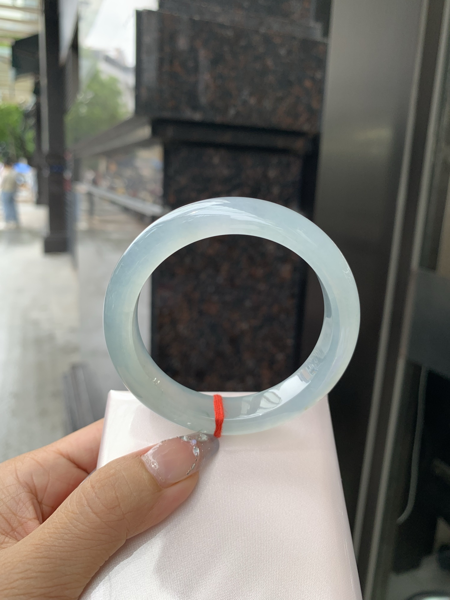 冰蓝正圈，56-8.5-12.2，0429-N576-1，底妆冰润细腻，有洒金，千变万化的冰晴蓝底色，拥有海的颜色，却散发着星空的光芒，这是一只来自冰川蓝的清冷气质仙女镯，无裂