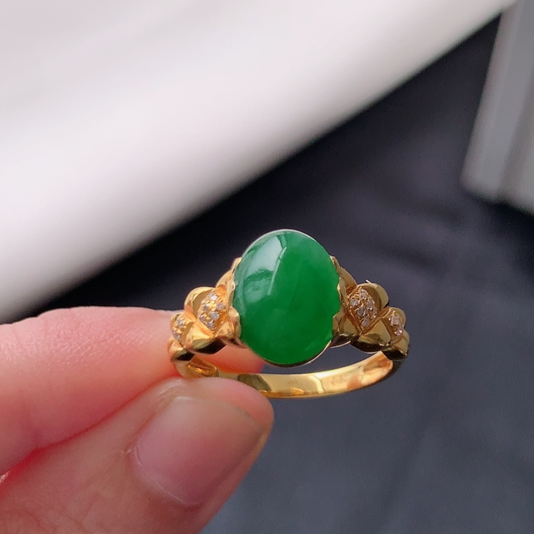 冰阳绿女戒。莹莹青翠，种老无裂水润，佩戴温婉优雅，货号79428，10.5/7.0/2.7