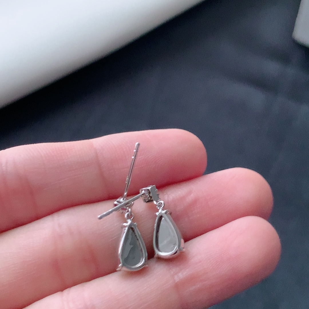 冰阳绿水滴耳钉，种水好，冰润通透，上耳优雅大方，货号79428，14.8/5.8/3.1