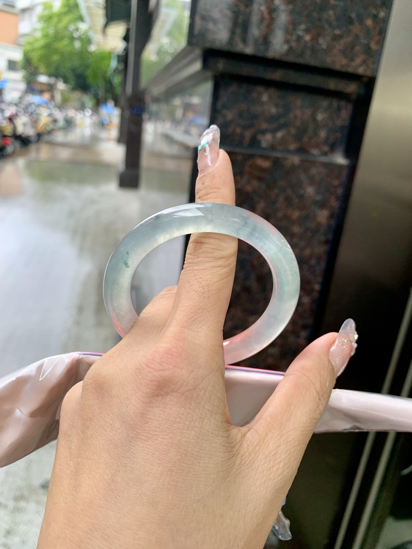 冰飘花圆条，50.9-9-9.1，0429-N582，底妆冰透起光，几抹小碎花清新甜美，上手灵动飘逸。光线不足，拍不出来，无裂