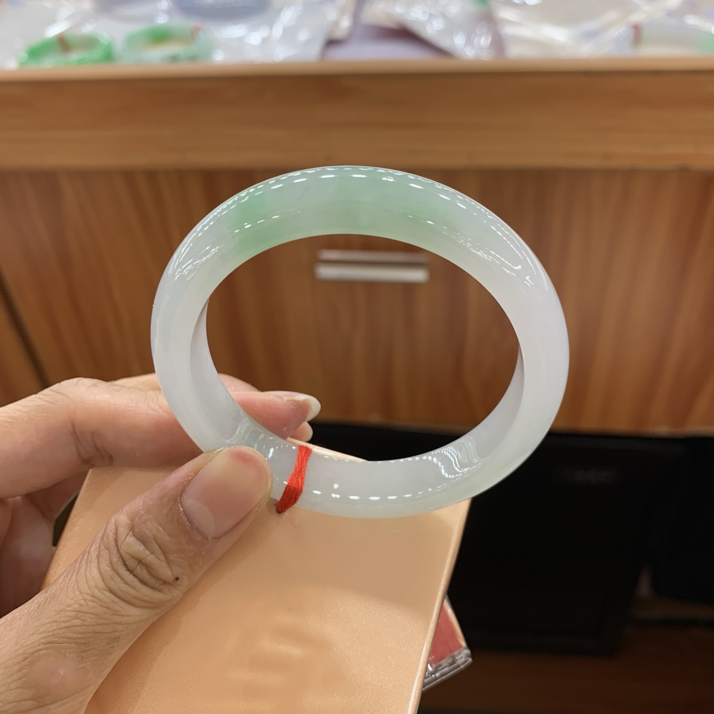 042818FN 飘绿正圈翡翠手镯 56-11.6-7.9