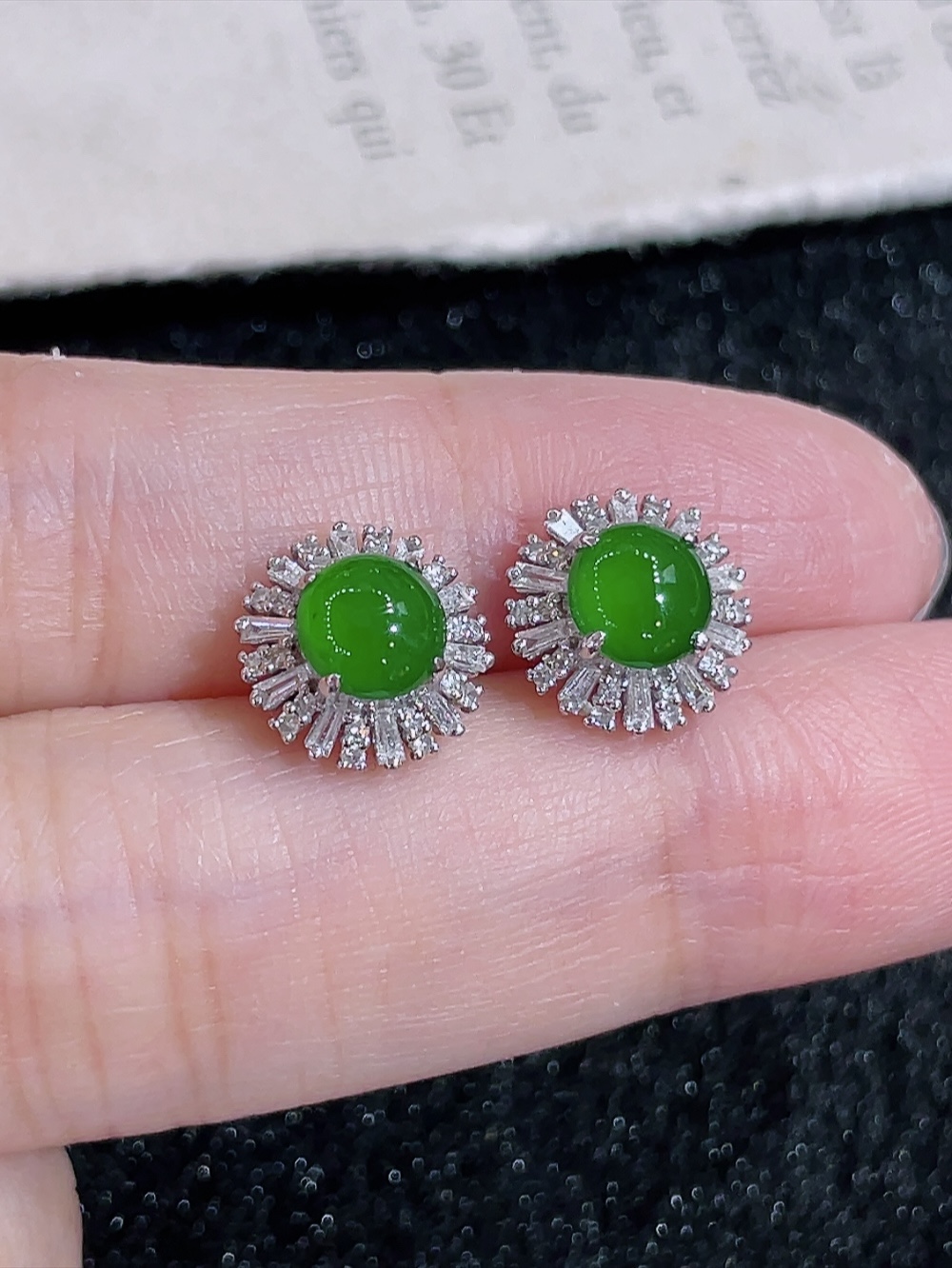 ️冰绿鸽子蛋耳钉，无裂，18k金镶嵌，种水，重金镶嵌，南非钻镶，厚装饱满，高端大气，性比高10.2/9.8/6.8，裸石5.5/5.8