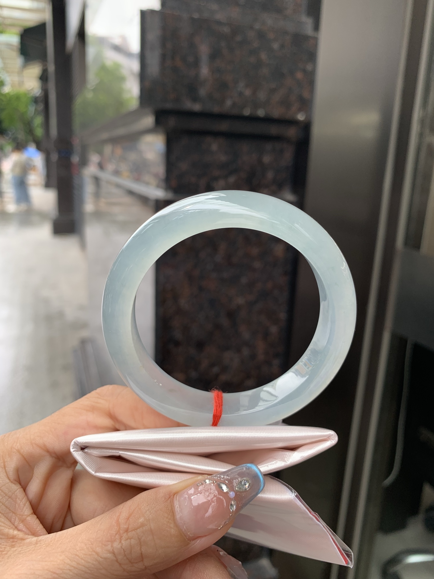 冰蓝正圈，56-8.5-12.2，0429-N576-1，底妆冰润细腻，有洒金，千变万化的冰晴蓝底色，拥有海的颜色，却散发着星空的光芒，这是一只来自冰川蓝的清冷气质仙女镯，无裂