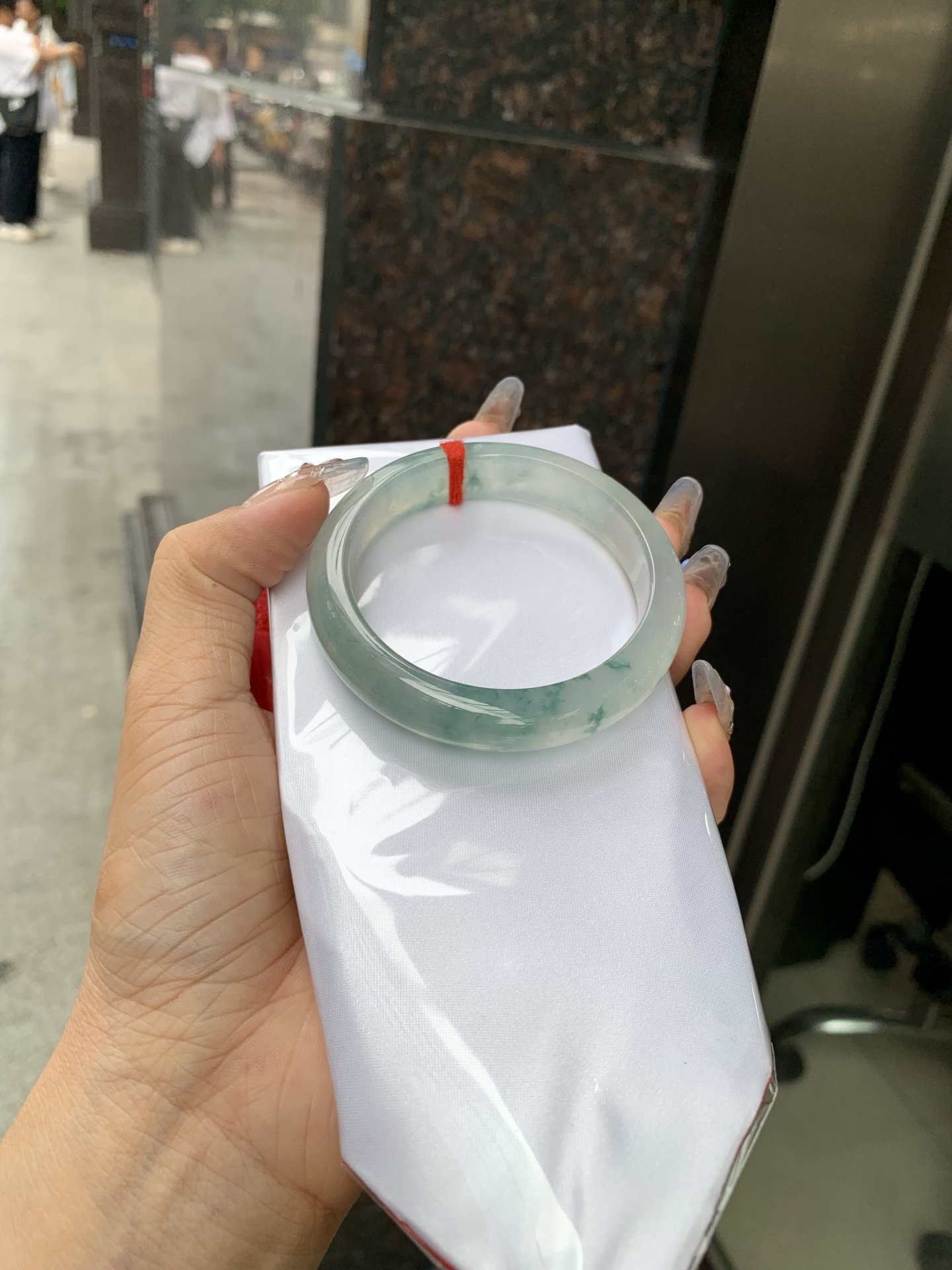 冰飘花正圈，54.3/7.6/12，0429-N579，打灯细纹，底妆冰透起光，蓝花灵动飘逸，勾勒出一幅唯美诗意的山水意境画，古典优雅又秀气