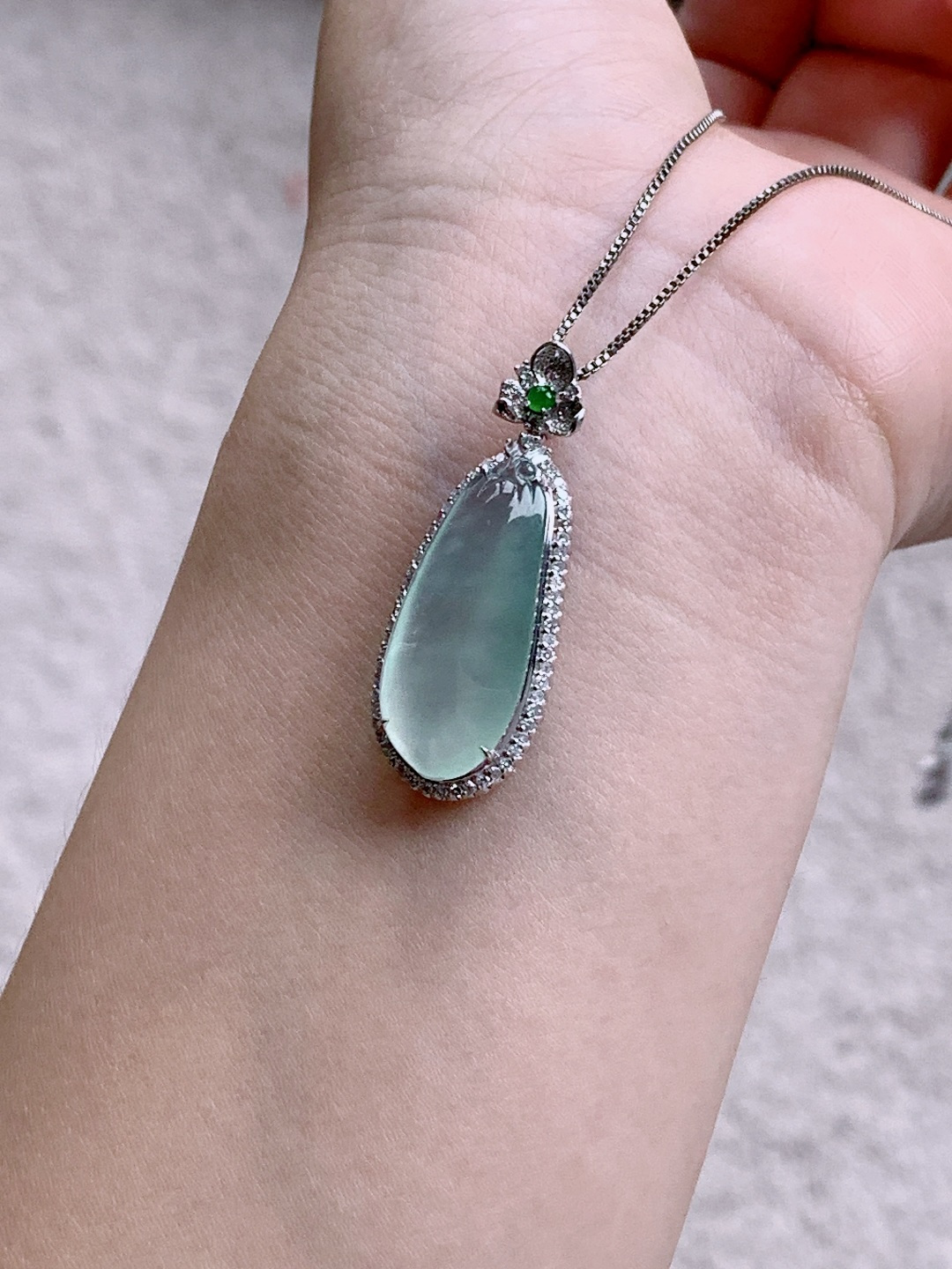 葡萄高冰晴水福瓜吊坠，缅料，18k金镶嵌，性比高，无裂，种水好，光感十足，尺寸34.5/13/8.5