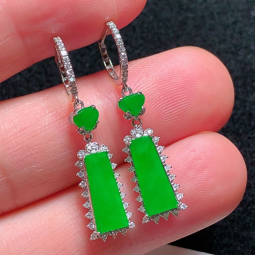 ️18k金镶嵌冰种正阳绿无事牌耳坠，色泽艳丽，种老水头好，又冰又润，饱满无裂：32.6/7.2/4.7mm裸石：12/4.9/2mm，编号