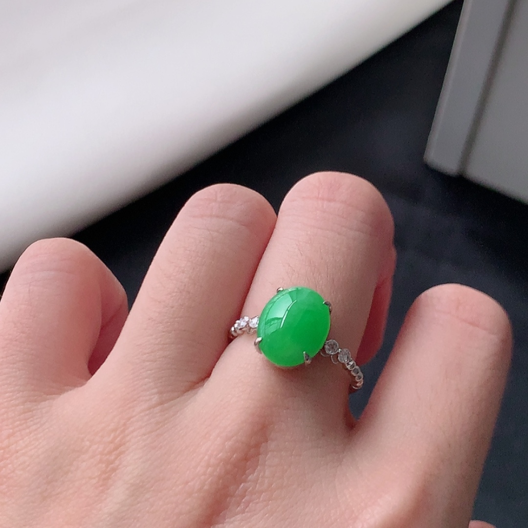 冰阳绿女戒。莹莹青翠，种老无裂水润，佩戴温婉优雅，货号79428，11.5/9.0/2.5