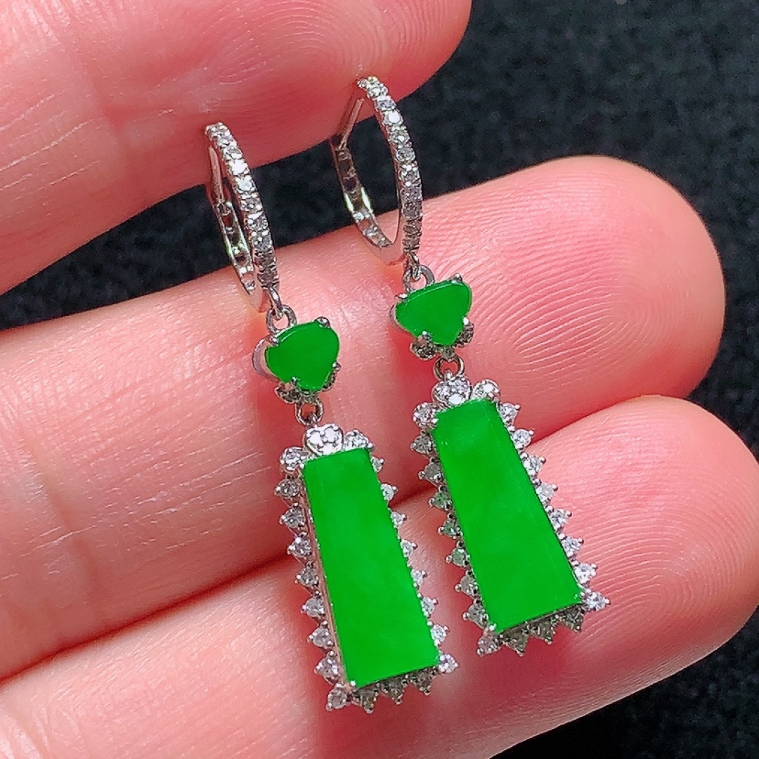 ️18k金镶嵌冰种正阳绿无事牌耳坠，色泽艳丽，种老水头好，又冰又润，饱满无裂：32.6/7.2/4