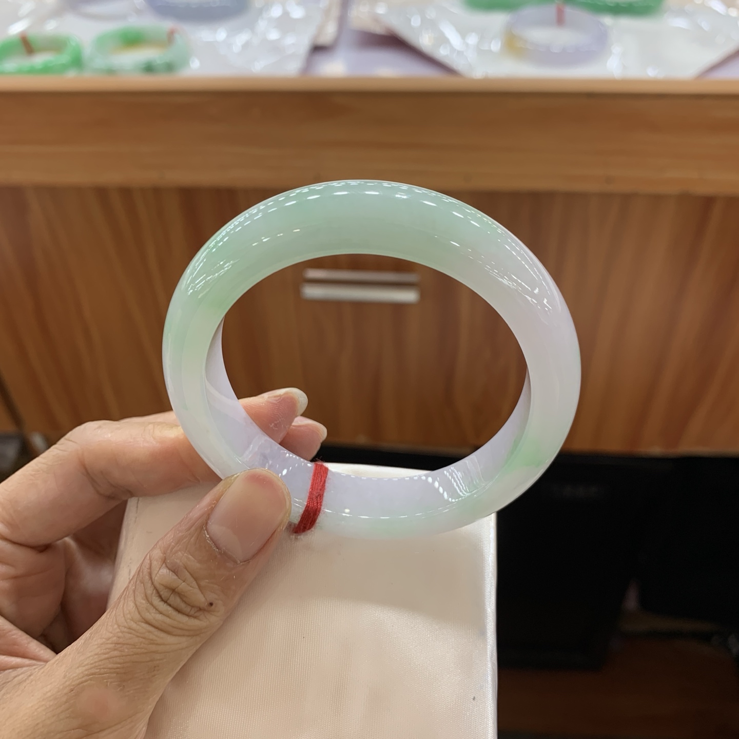 042819FN，白底青飘绿翡翠手镯，58-13.4-9.4，编号042819FN