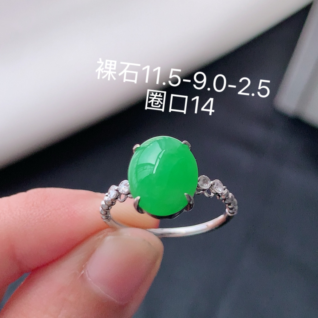 冰阳绿女戒。莹莹青翠，种老无裂水润，佩戴温婉优雅，货号79428，11.5/9.0/2.5