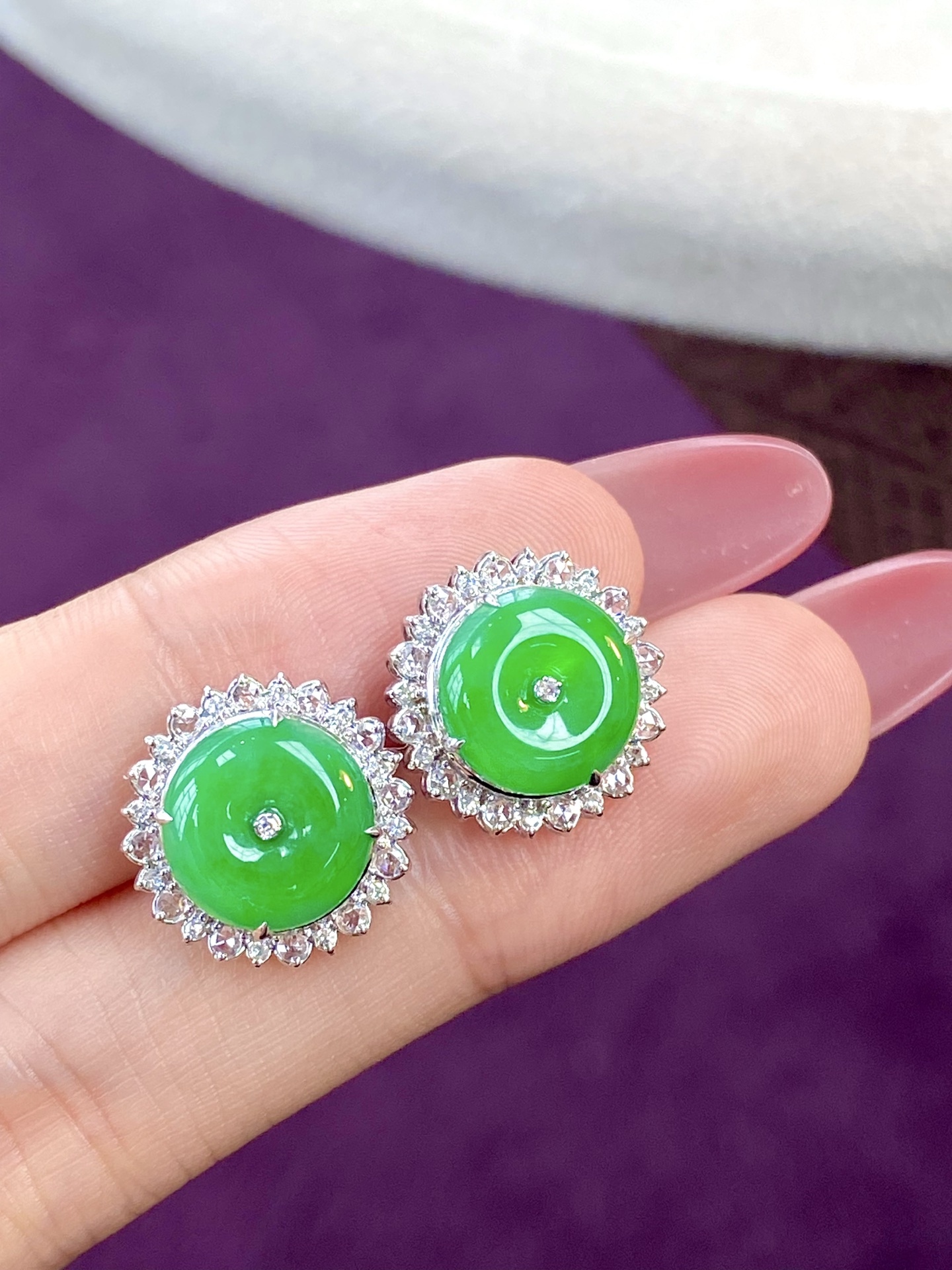 ️冰种阳绿平安扣耳钉，美到心尖上的“平安富贵”，戴在身上既有古典韵味，又显贵气：15-7，裸石：10.5-2.6mm，无裂。