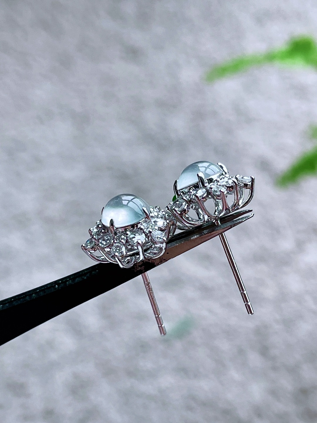 冰蛋面耳钉，18k金镶嵌，无裂，性比高10.2/10.2/7.7，裸石5.2/2.5，重量2.1克