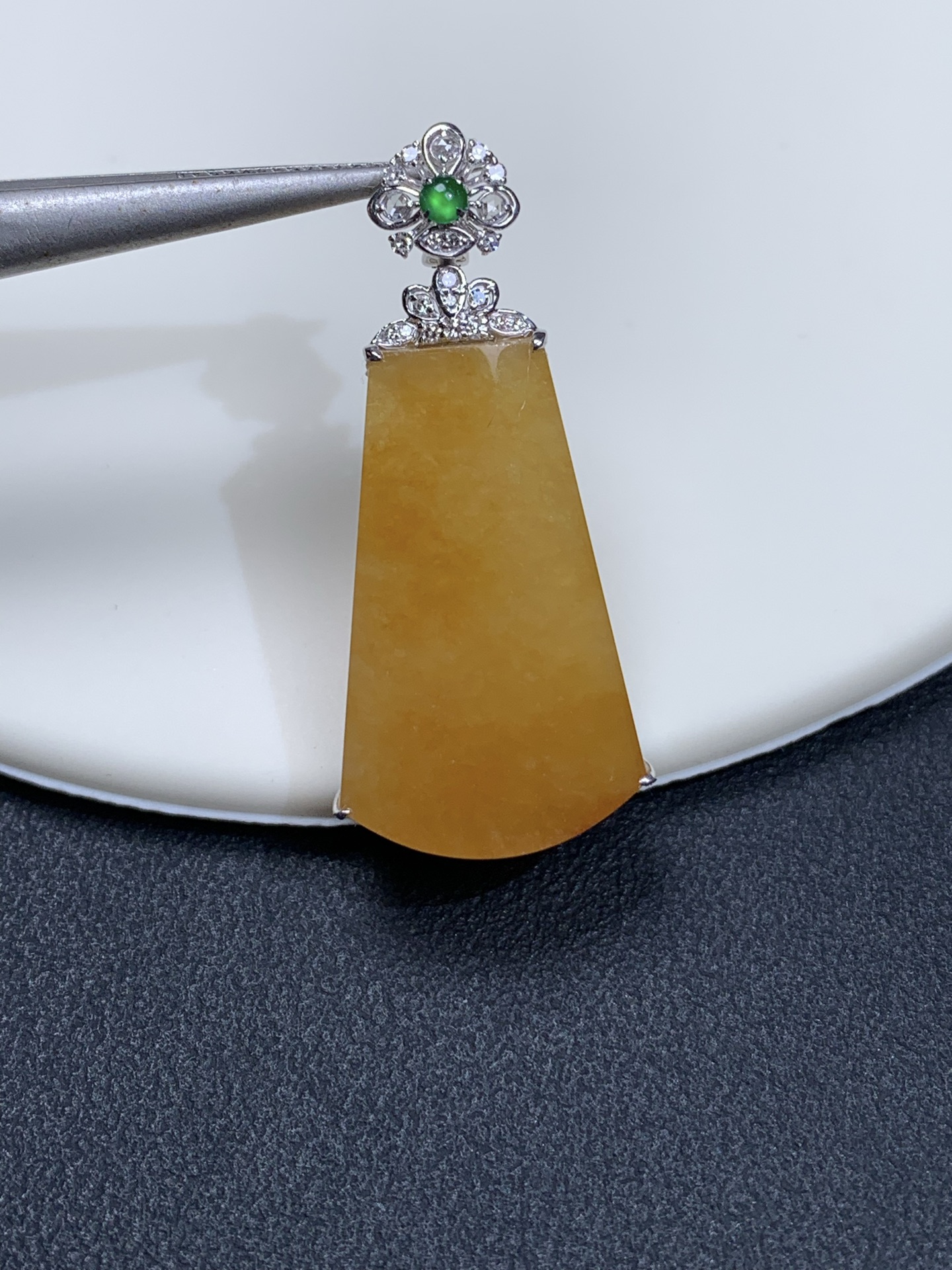 18k金镶嵌冰黄无事牌起光吊坠34.5/15/6.7，裸石24.3/15/4.3