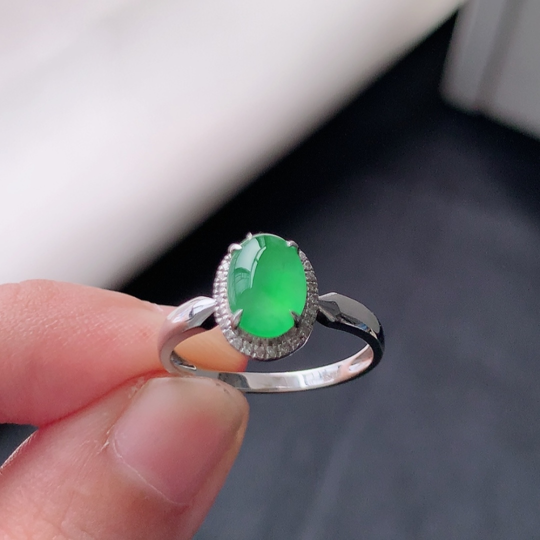 冰阳绿女戒。莹莹青翠，种老无裂水润，佩戴温婉优雅，货号79428，7.5-5.3-2.0