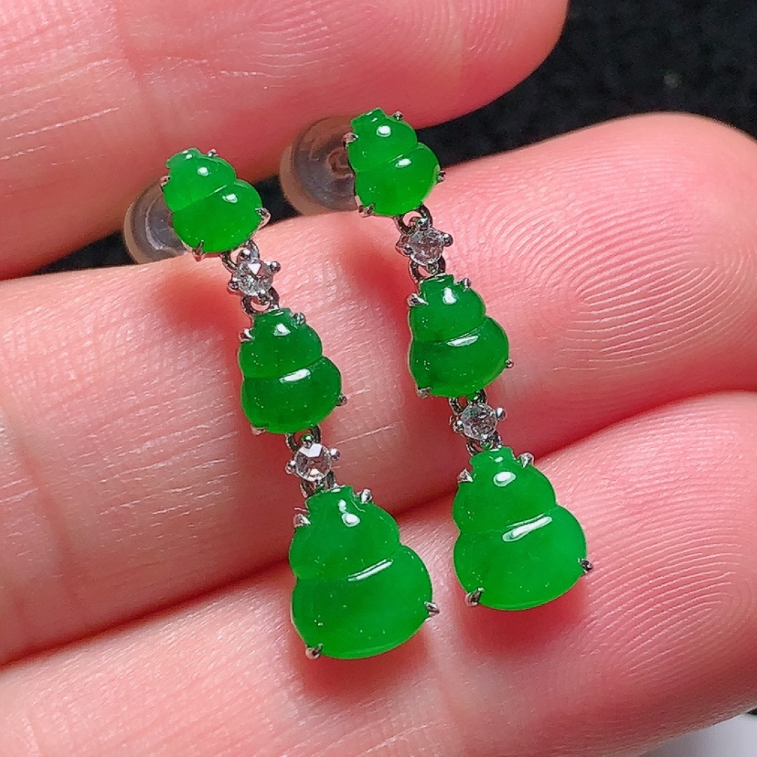 ️18k金镶嵌冰种阳绿葫芦耳坠，种老水头好，又冰又润，饱满无裂：23mm裸石：6.6/5.8/1mm，编号