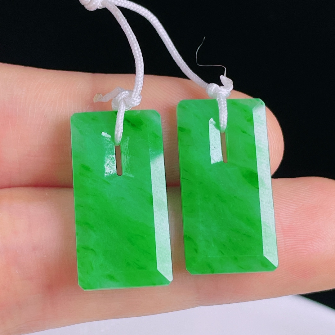 ️阳绿耳坠，老种起光，细底通透，尺寸：23.2/12/2.7mm0429