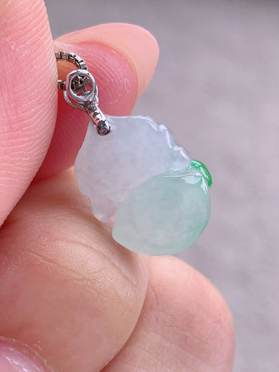 冰飘绿花宝宝佛吊坠，18k金镶嵌，飘花，性比高，精致可爱，裸石14.6/11/5.8，重量2克