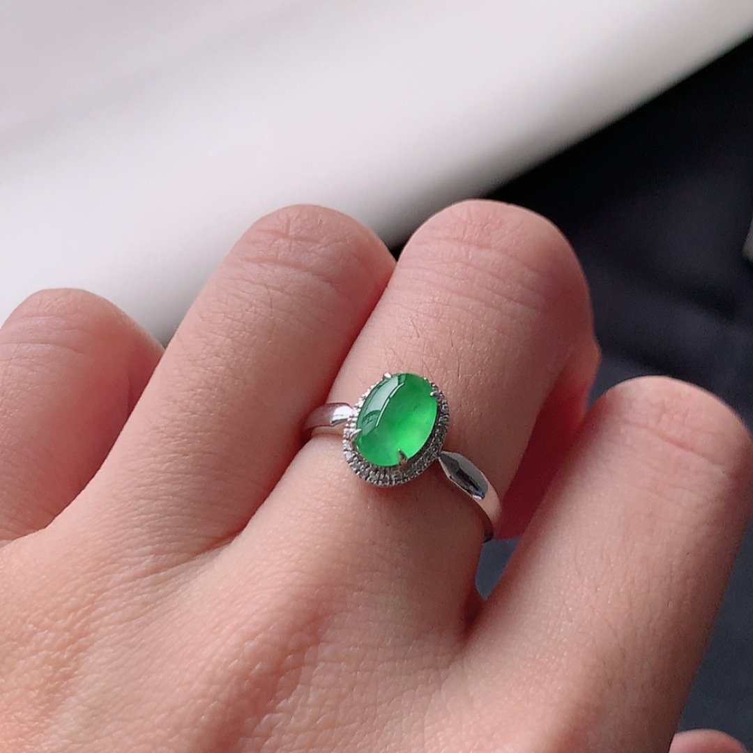 冰阳绿女戒。莹莹青翠，种老无裂水润，佩戴温婉优雅，货号79428，7.5-5.3-2.0