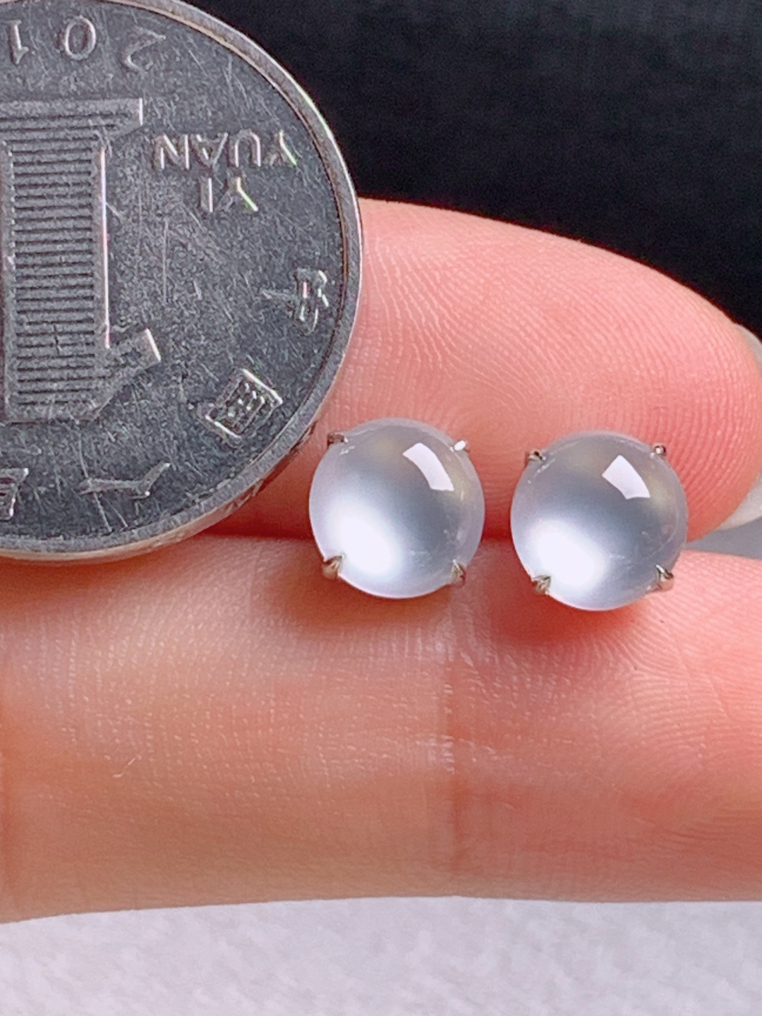 高冰旦面耳钉，无裂，冰透饱满，裸石7.4/7.1/2.5
