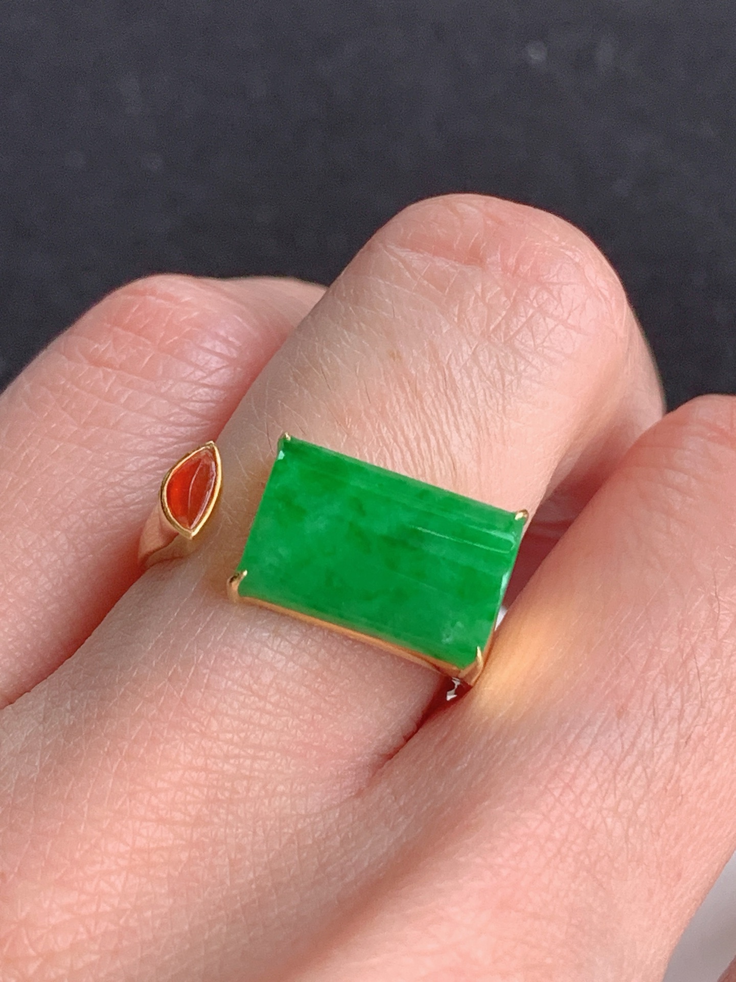 ️，18k镶嵌冰绿马鞍戒，无裂，裸石尺寸：12/9/8，圈口：16