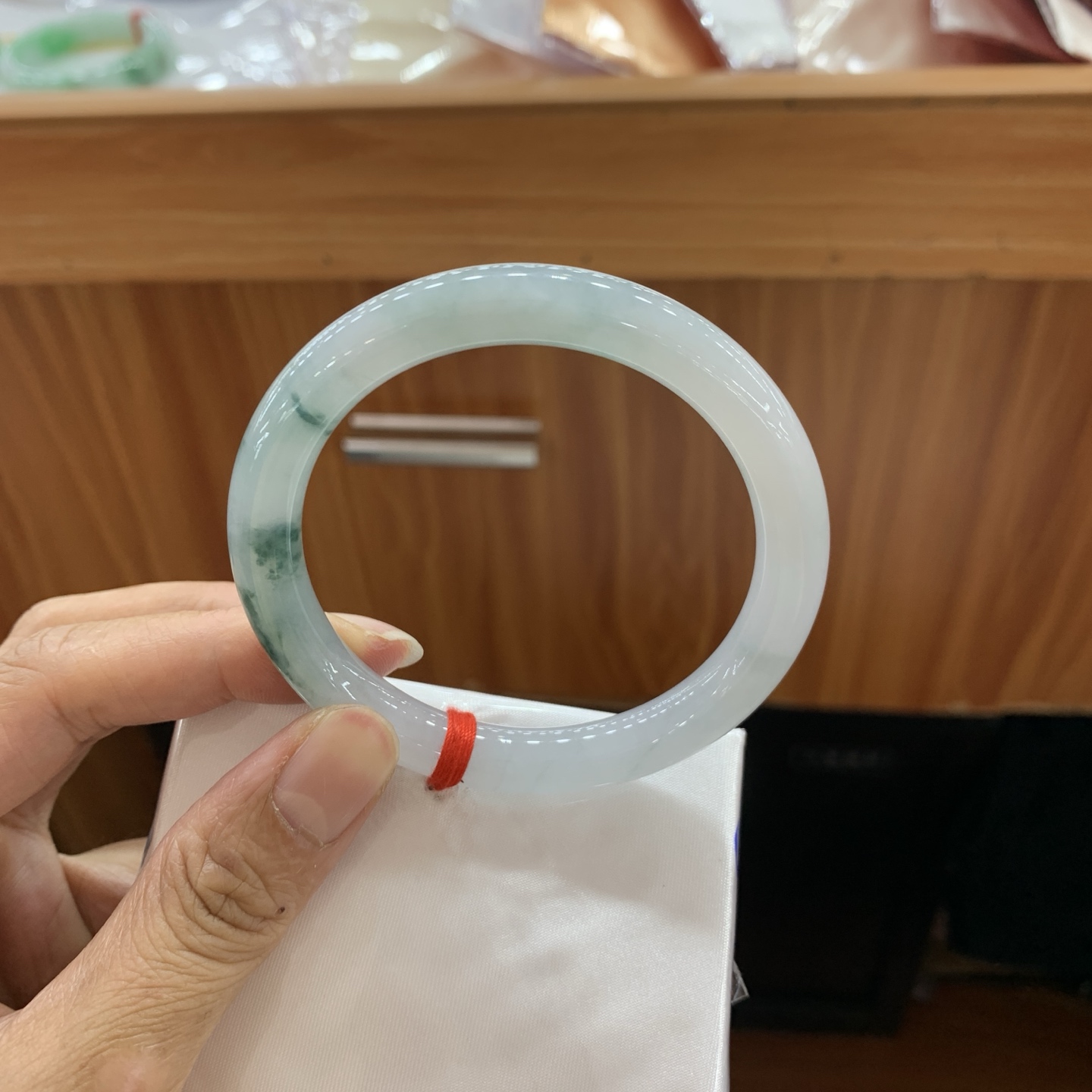 042805FN，冰种飘花小圆条翡翠手镯，55.5-8.9-8.7，编号042805FN