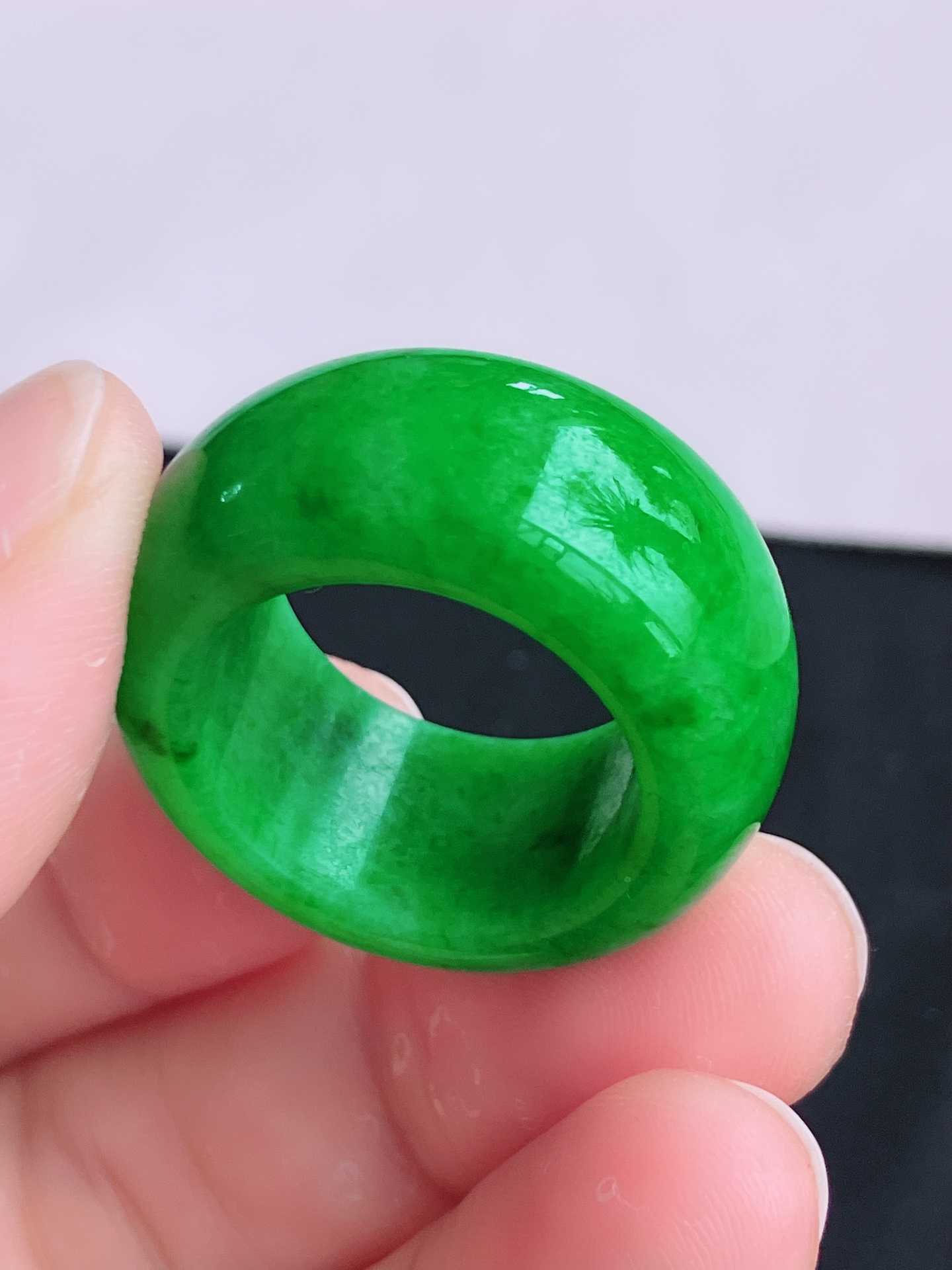 ️，阳绿扳指，色美大气，尺寸19/13/5.3，自然光实拍