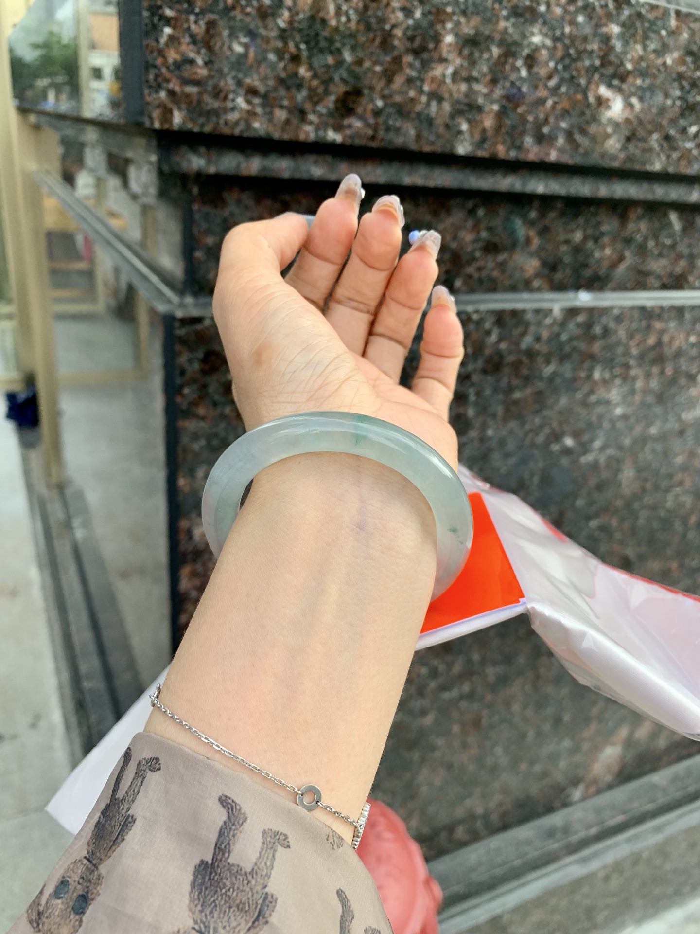 冰飘花圆条，50.9-9-9.1，0429-N582，底妆冰透起光，几抹小碎花清新甜美，上手灵动飘逸。光线不足，拍不出来，无裂