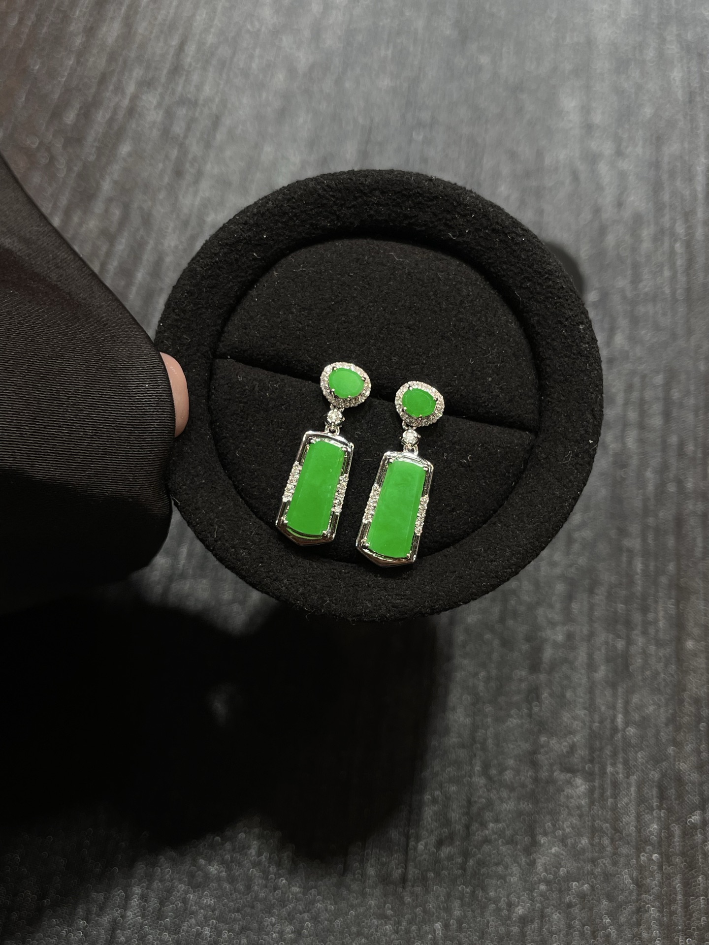 满色 正阳绿 mini小无事牌耳坠，18k金配钻镶嵌，10.4-4.7