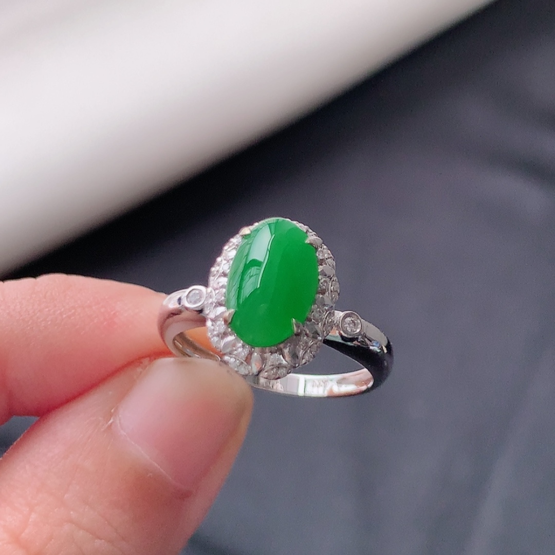 冰阳绿女戒。莹莹青翠，种老无裂水润，佩戴温婉优雅，货号79428，9.4/6.1/2.1