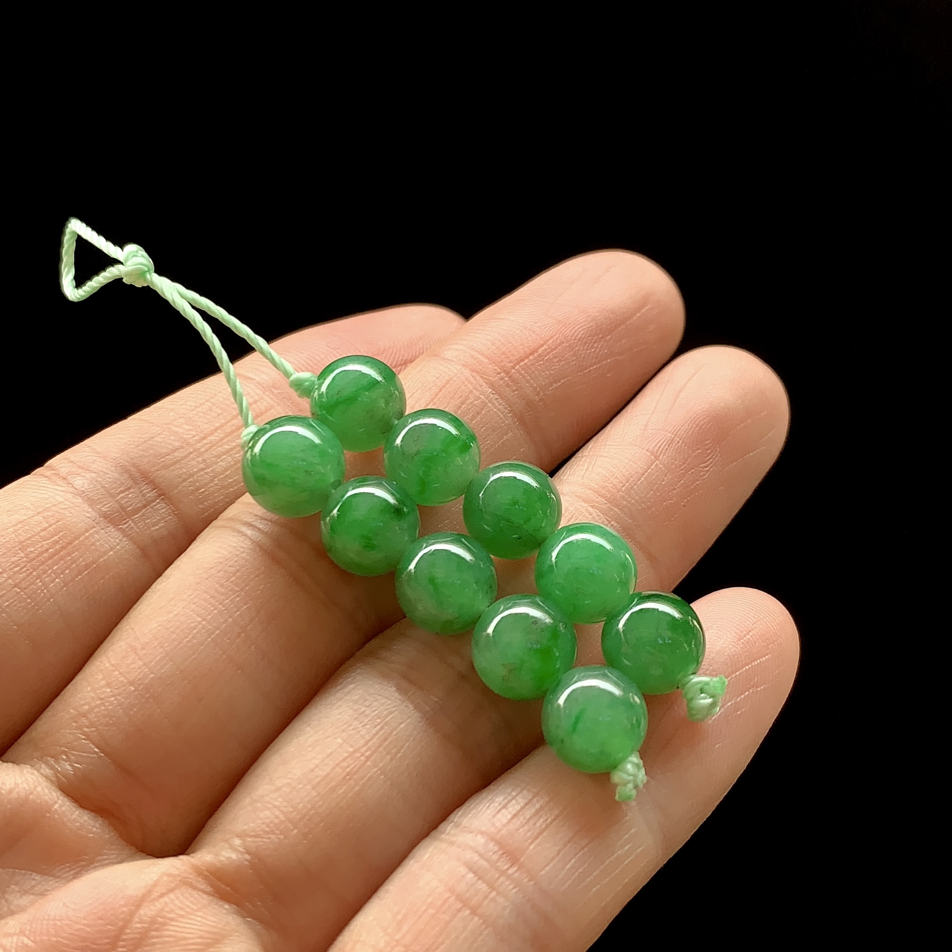 ️ 冰绿珠一手，颜色鲜阳，尺寸8.1/7.8共10颗