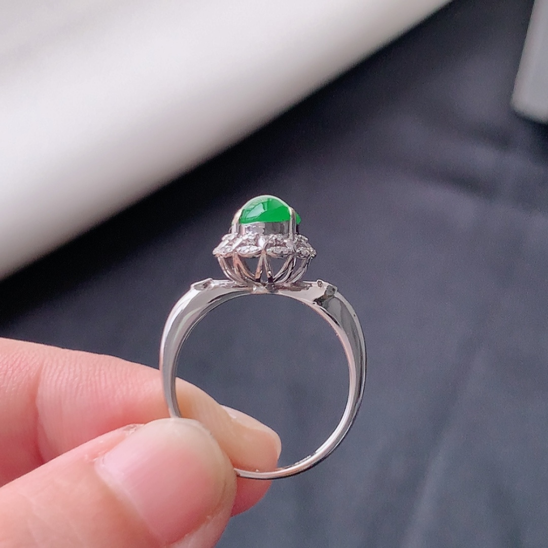 冰阳绿女戒。莹莹青翠，种老无裂水润，佩戴温婉优雅，货号79428，9.4/6.1/2.1