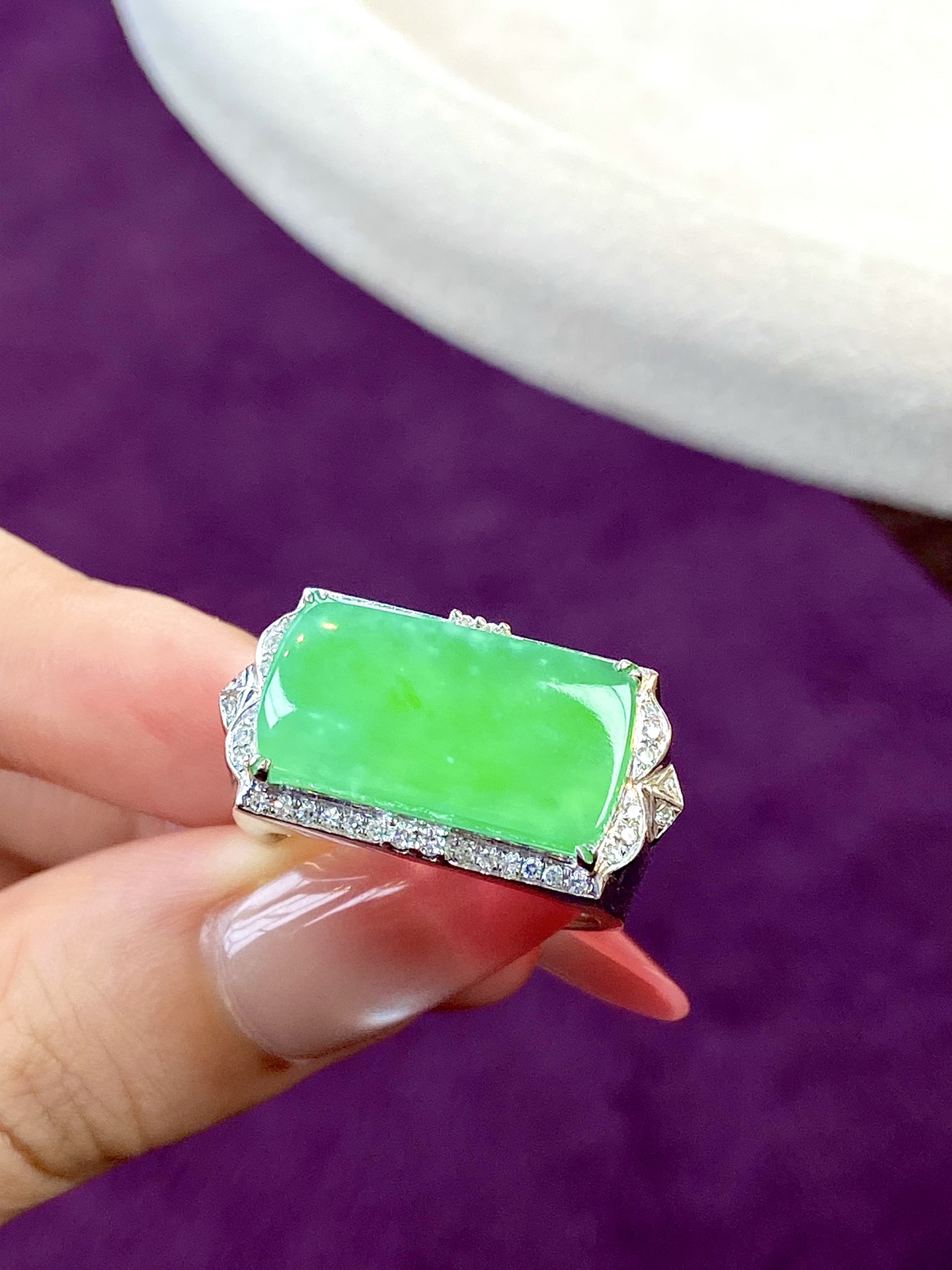 ️冰种木纳绿马鞍戒指，颜色鲜活又明媚，“鞍”稳人生，尽显沉稳与贵气：26.7/13.9/7，裸石：20.1/10.7/3mm，无裂。