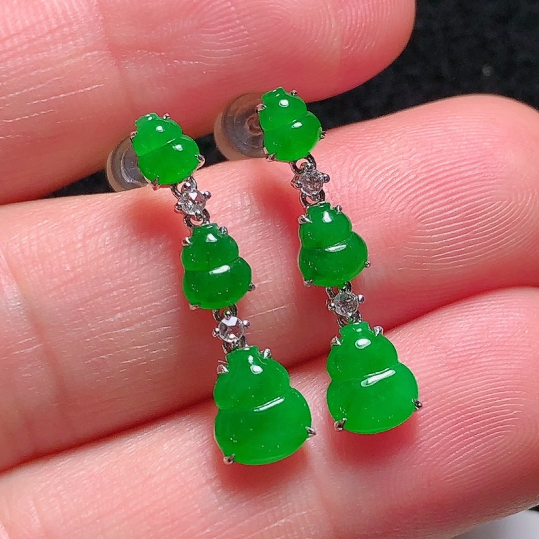 ️18k金镶嵌冰种阳绿葫芦耳坠，种老水头好，又冰又润，饱满无裂：23mm裸石：6.6/5.8/1m