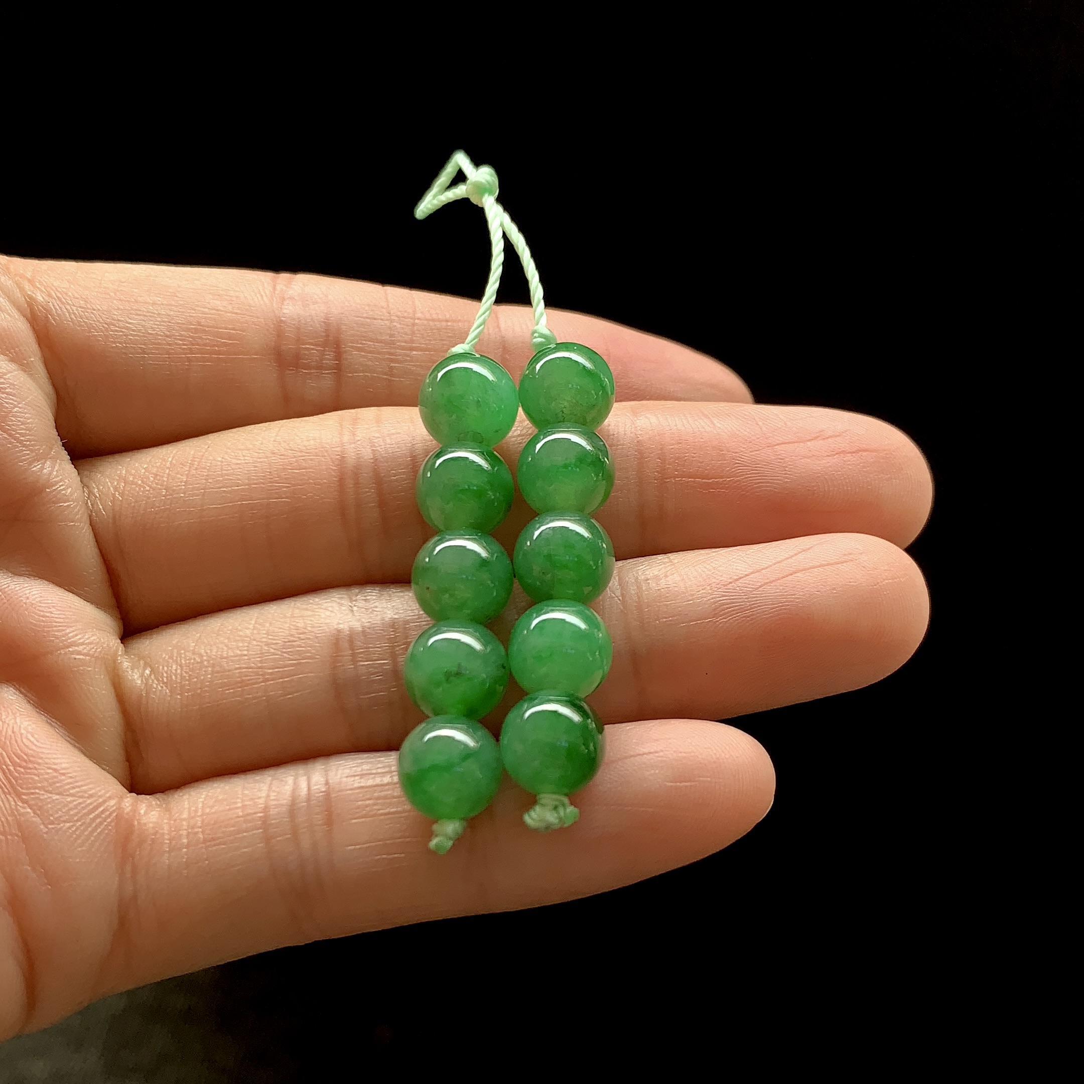 ️ 冰绿珠一手，颜色鲜阳，尺寸8.1/7.8共10颗