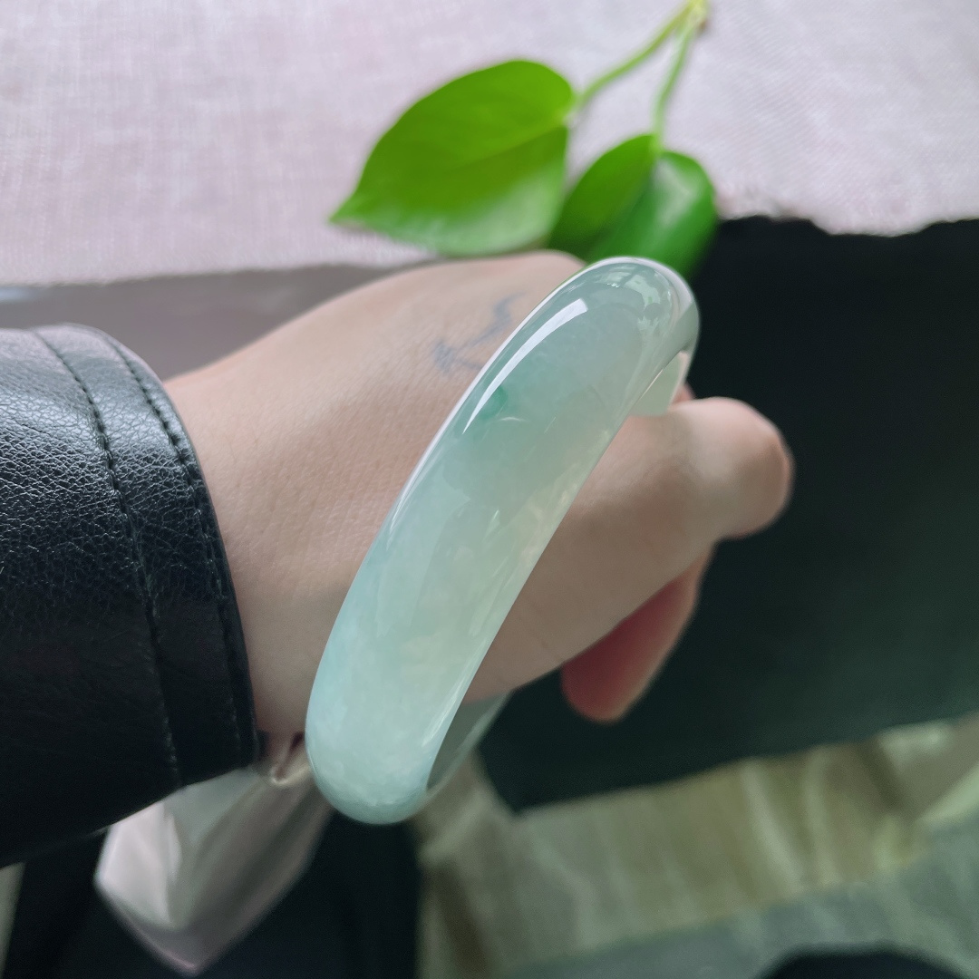 56.7/13.6/7.8，冰蓝底正圈，冰肌玉骨。如薄雾笼纱，天然纹理勾勒出不刻意的灵动，无裂，ss50955a