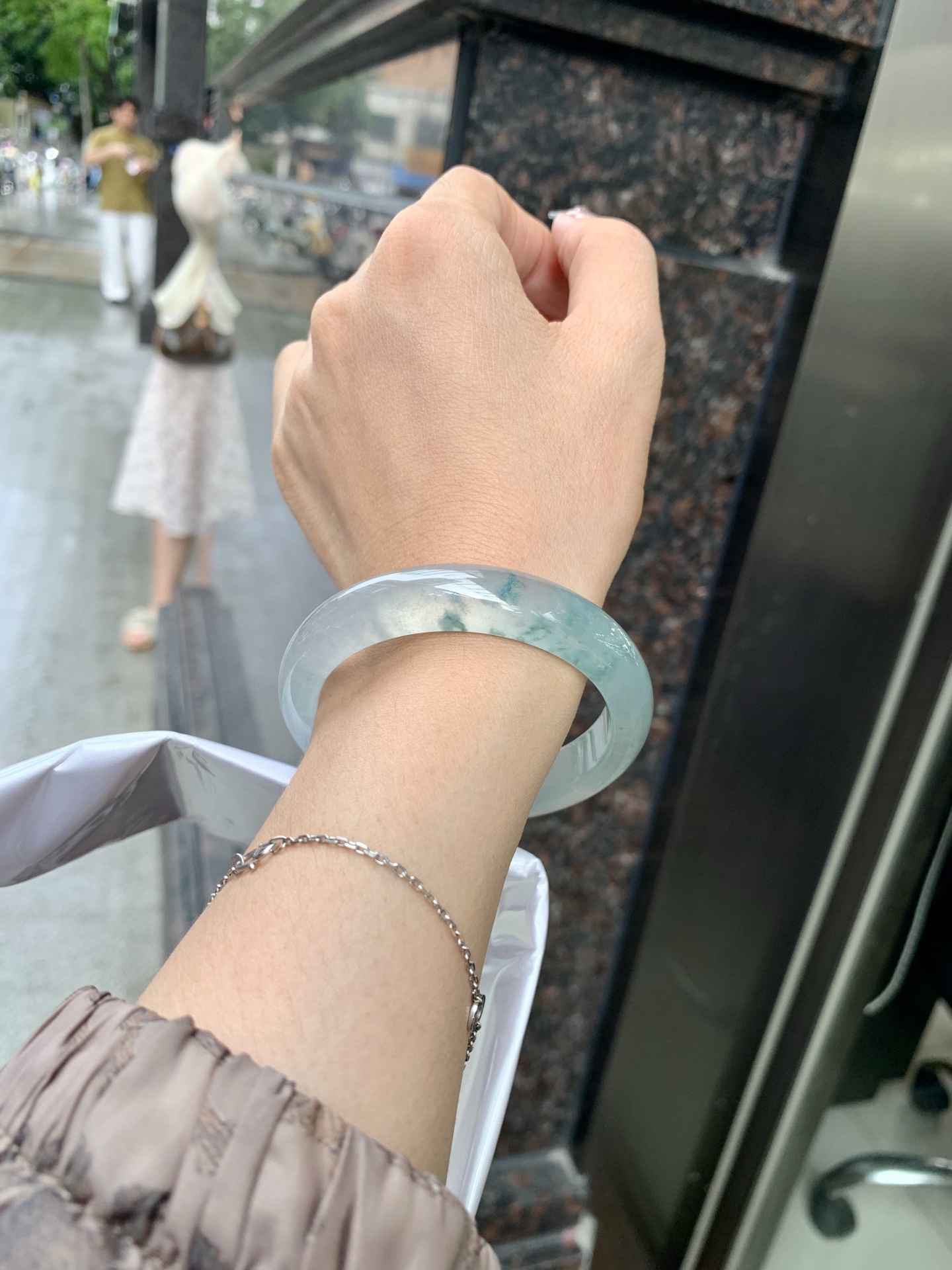 冰飘花正圈，54.3/7.6/12，0429-N579，打灯细纹，底妆冰透起光，蓝花灵动飘逸，勾勒出一幅唯美诗意的山水意境画，古典优雅又秀气